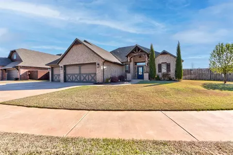 4612 Hambletonian Ln, Mustang, OK 73064