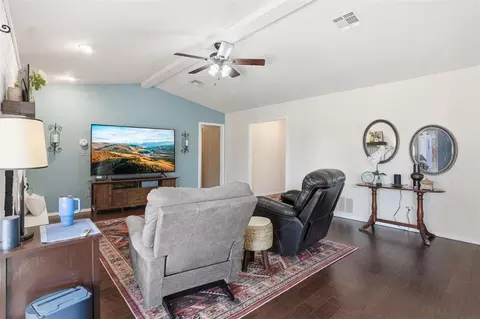 Living - 3208 Gettysburg Dr, Altus, OK 73521 photo 3 of 4