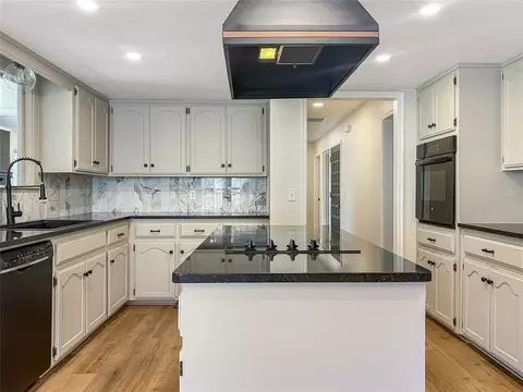 Kitchen - 405 Willow Branch Rd, Norman, OK 73072 photo 3 of 3