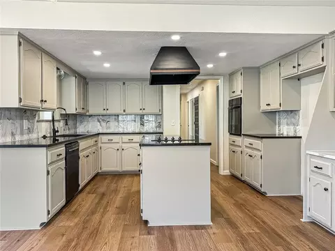 Kitchen - 405 Willow Branch Rd, Norman, OK 73072 photo 2 of 3