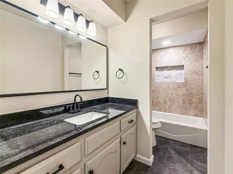 Bath - 405 Willow Branch Rd, Norman, OK 73072 photo 5 of 6