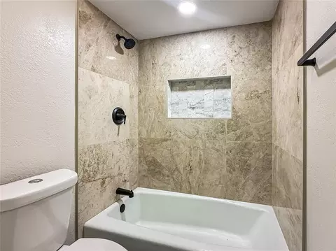 Bath - 405 Willow Branch Rd, Norman, OK 73072 photo 6 of 6