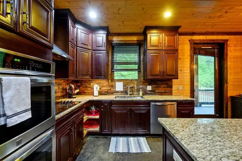 Kitchen - 29 Moonseed Cir, Broken Bow, OK 74728 photo 2 of 3
