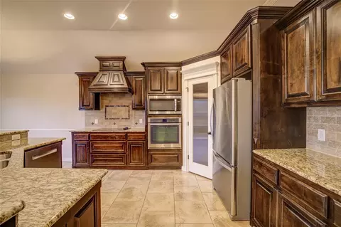 Kitchen - 300 Summit Bnd, Norman, OK 73071 photo 3 of 5