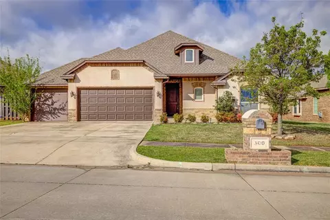 300 Summit Bnd, Norman, OK 73071