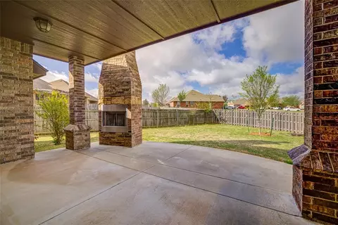 Exterior - 300 Summit Bnd, Norman, OK 73071 photo 3 of 4