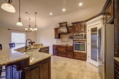 Kitchen - 300 Summit Bnd, Norman, OK 73071 photo 4 of 5