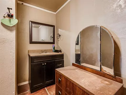 Bath - 104 Stotts Rd, Mcloud, OK 74851 photo 4 of 5