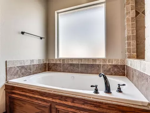 Bath - 104 Stotts Rd, Mcloud, OK 74851 photo 2 of 5