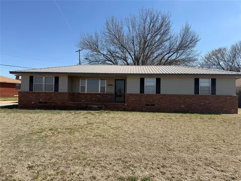 Exterior - 826 Hillcrest Dr, Watonga, OK 73772 photo 2 of 4