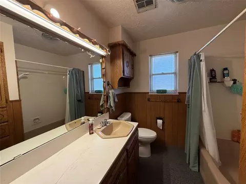 Bath - 826 Hillcrest Dr, Watonga, OK 73772 photo 1 of 2