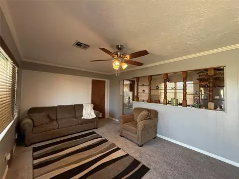Living - 826 Hillcrest Dr, Watonga, OK 73772 photo 2 of 4