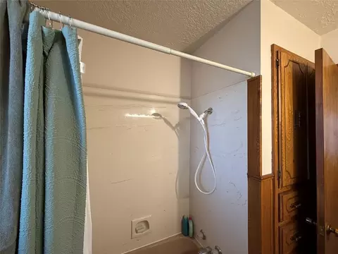 Bath - 826 Hillcrest Dr, Watonga, OK 73772 photo 2 of 2