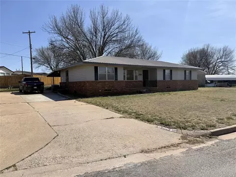 826 Hillcrest Dr, Watonga, OK 73772