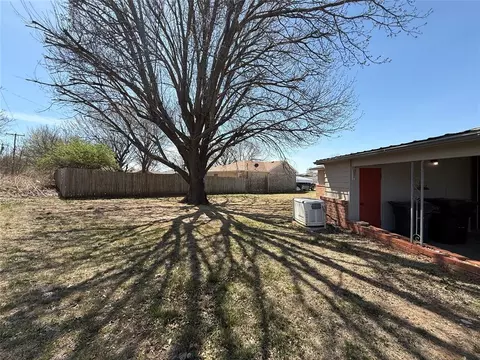 Exterior - 826 Hillcrest Dr, Watonga, OK 73772 photo 3 of 4