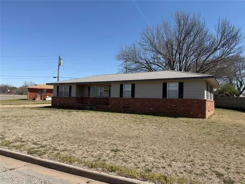 Exterior - 826 Hillcrest Dr, Watonga, OK 73772 photo 1 of 4