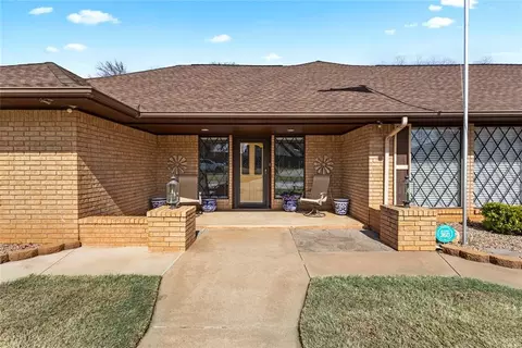 2400 Sunset Dr, Clinton, OK 73601