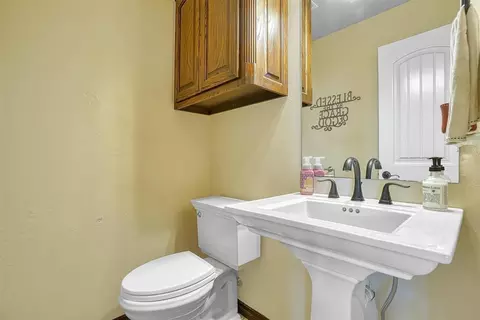 Bath - 21321 E 1290 Rd, Sentinel, OK 73664 photo 4 of 5