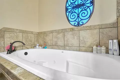 Bath - 21321 E 1290 Rd, Sentinel, OK 73664 photo 3 of 5