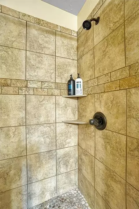 Bath - 21321 E 1290 Rd, Sentinel, OK 73664 photo 2 of 5