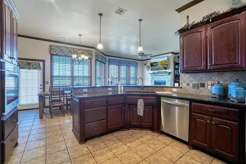 Kitchen - 21321 E 1290 Rd, Sentinel, OK 73664 photo 2 of 5