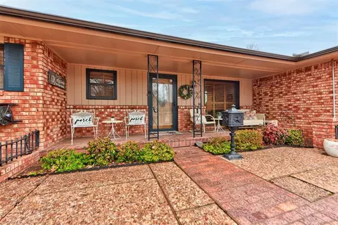 115 Briarwood St, Moore, OK 73160