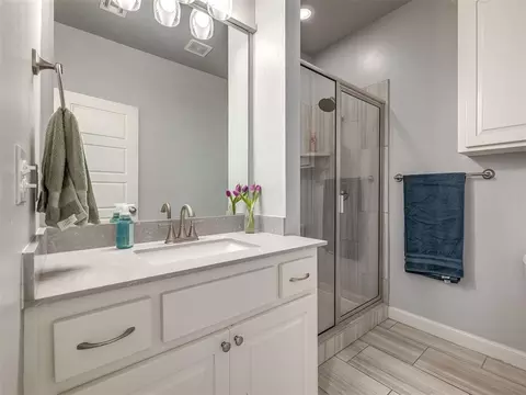 Bath - 4508 Baldwin Ave, Moore, OK 73160 photo 2 of 3