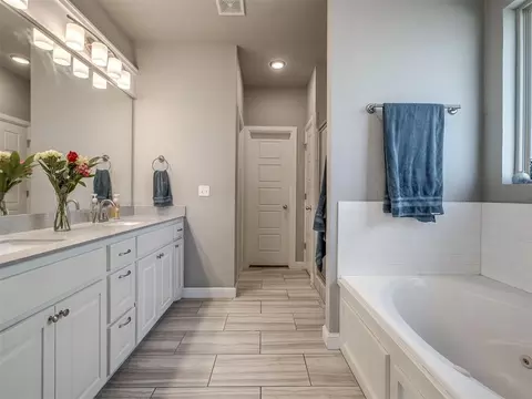 Bath - 4508 Baldwin Ave, Moore, OK 73160 photo 1 of 3