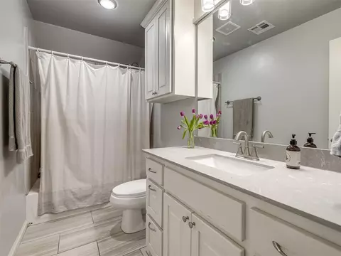 Bath - 4508 Baldwin Ave, Moore, OK 73160 photo 3 of 3