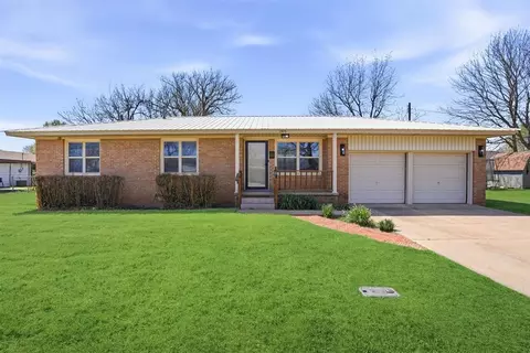 1905 N Oregon St, Mangum, OK 73554