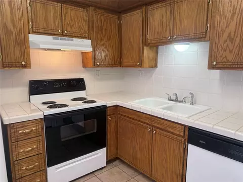 Kitchen - 404 Mercury, Altus, OK 73521 photo 3 of 3