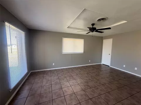 Living - 404 Mercury, Altus, OK 73521 photo 2 of 5