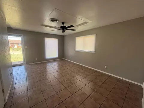 Living - 404 Mercury, Altus, OK 73521 photo 4 of 5