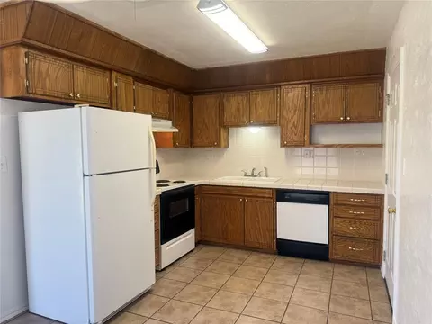 Kitchen - 404 Mercury, Altus, OK 73521 photo 1 of 3