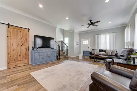 Living - 806 E Warner Ave, Guthrie, OK 73044 photo 2 of 3
