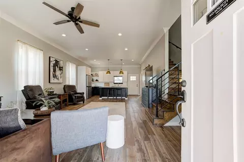 Entry Way - 806 E Warner Ave, Guthrie, OK 73044 photo 1 of 4