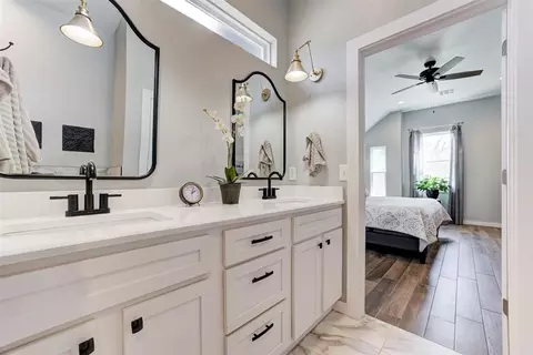 Bath - 806 E Warner Ave, Guthrie, OK 73044 photo 6 of 8