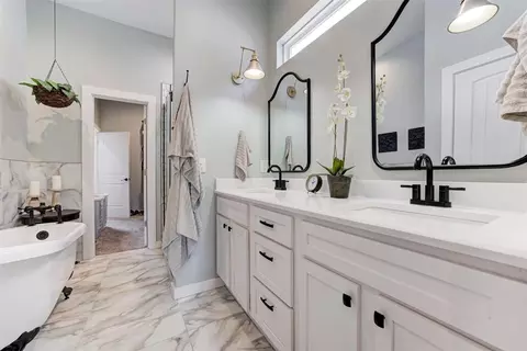 Bath - 806 E Warner Ave, Guthrie, OK 73044 photo 3 of 8