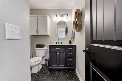 Bath - 806 E Warner Ave, Guthrie, OK 73044 photo 7 of 8