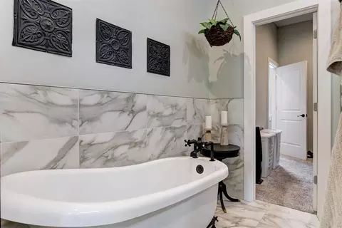 Bath - 806 E Warner Ave, Guthrie, OK 73044 photo 4 of 8
