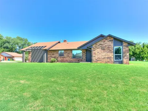1025 Hawthorne Dr, Midwest City, OK 73110