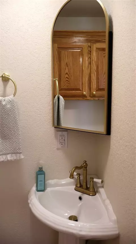 Bath - 116500 S 4249 Rd, Eufaula, OK 74432 photo 4 of 5