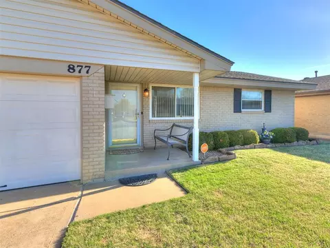 877 NW 14th St, Moore, OK 73160
