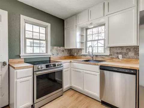 Kitchen - 415 E Frank St, Norman, OK 73071 photo 2 of 6