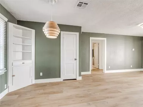 Living - 415 E Frank St, Norman, OK 73071 photo 3 of 6