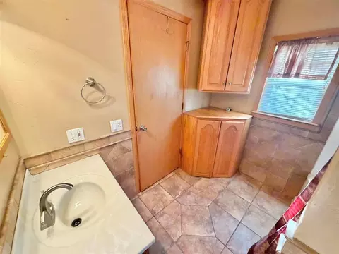 Bath - 812 N Beaver St, Guymon, OK 73942 photo 1 of 4