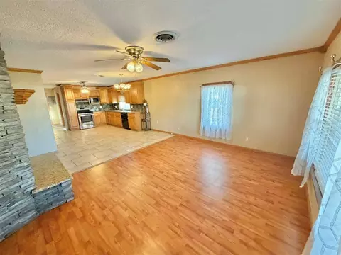 Living - 812 N Beaver St, Guymon, OK 73942 photo 2 of 3