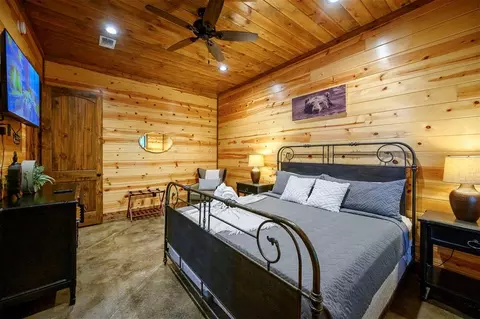 Bedroom - 312 Sugar Pine Loop, Broken Bow, OK 74728 photo 3 of 12