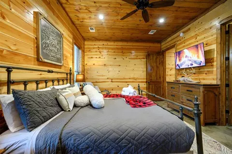 Bedroom - 312 Sugar Pine Loop, Broken Bow, OK 74728 photo 6 of 12