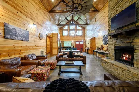Living - 312 Sugar Pine Loop, Broken Bow, OK 74728 photo 4 of 5
